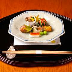 「前菜（『子持ち鮎の甘露煮』『栗の渋皮煮』ほか）」