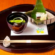 職人の確かな手仕事が滲む京料理の『鯖寿司』。『帆立貝のしんじょ』は季節の菜を添えています。