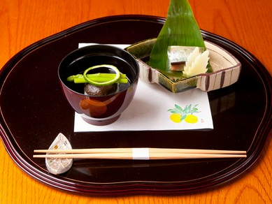 細やかな職人技が光る『鯖寿司』と『帆立貝のしんじょ』