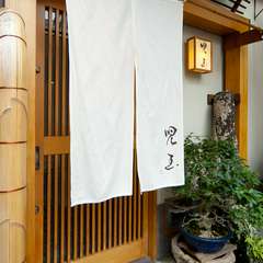 路地裏に佇む純和風の店構えに、隠れた名店の風格が漂います