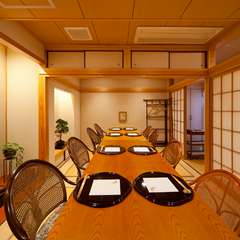 和の調度品を効果的に配した店内に料理への期待が高まります
