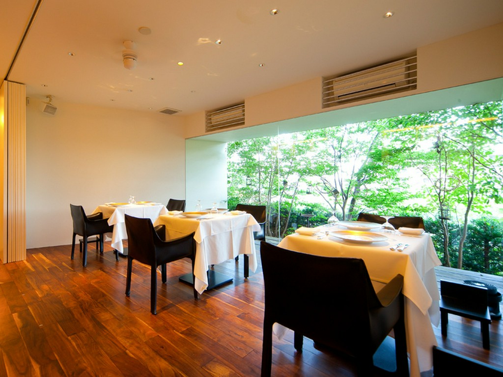 堅苦しさとは無縁。ビギナーも自然体で食事できる雰囲気も好評