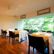 店名の通り「ル・ジャルダン（＝庭園）」に囲まれ、天気の良い日は大きな窓から自然光が差し込む店内。シンプルモダンをテーマにチョイスされたインテリアを効果的に配置し、温かみのある雰囲気を演出しています。