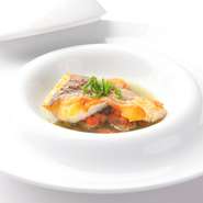 ジャンルを問わず全国のシェフから信頼される漁師・村公一氏のスズキは、ベルベーヌの香りで。