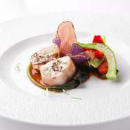 ラパンとは「うさぎ」肉の意。癖がなく、さっぱりとした味わいのもも肉をじっくり焼き上げています。