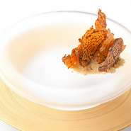 香り高い椎茸のチップスの下に敷かれているのは、粉末状にしたフォアグラ。ちなみにサーブルとは「砂」の意