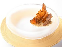 香り高い椎茸のチップスの下に敷かれているのは、粉末状にしたフォアグラ。ちなみにサーブルとは「砂」の意
