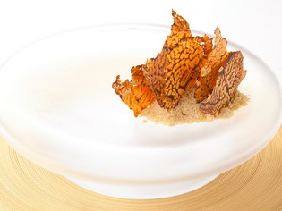 『フォアグラのサーブルと椎茸のチップス』