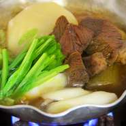 蕪と国産牛の頬肉の他には白ネギと壬生菜も入って、塩・薄口醤油であっさりめに炊いています。秋・冬は『フグ鍋』『あんこう鍋』『鴨鍋』もおすすめ。時には猟をする料理人の父親が仕留めた猪の『ぼたん鍋』も！