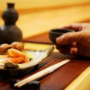 一人であっても気軽に予約ができます。ただし、予約はなるべく早めにどうぞ。とっておきの珍しいお酒もいろいろ用意されています。写真の先付けは『栗の渋皮煮と生ハム』です。