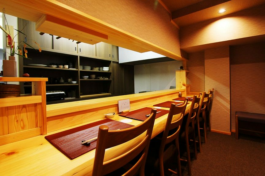 カウンターは5席。料理人と身近に接するこの席がやはりおすすめ