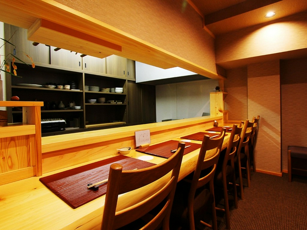 カウンターは5席。料理人と身近に接するこの席がやはりおすすめ