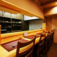 カウンター席なら、天ぷらも揚げたてが菜箸で直接手元に。小さなお店なので、板場に向き合うカウンター自体が十分に個室感覚。お料理のことや世間話などにも料理人がお付き合いしてくれます。