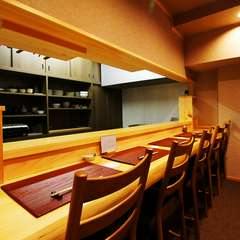 カウンターは5席。料理人と身近に接するこの席がやはりおすすめ