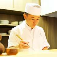 【旬料理 ほんだ】では、料理人自身が予約を受けるので、料理内容について直接相談することができます。メニューなどその場ですぐに提案してくれ、旬の素材などについてもいろいろ話を聞くことができます。