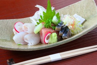 市場を巡り旬のいいところを集めた『お造りの盛り合わせ』