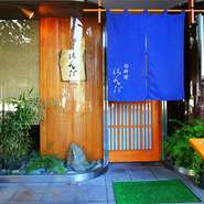 お店は県庁通りから少し奥に入ったところ。どこか隠れ家的風情も感じられる入り口です。