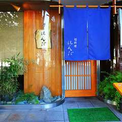 端正なたたずまいの正面玄関。岡山県庁のすぐ西に位置します