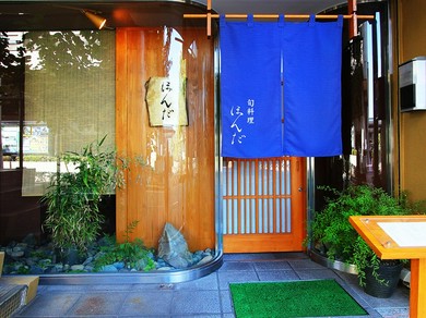 端正なたたずまいの正面玄関。岡山県庁のすぐ西に位置します