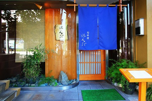 端正なたたずまいの正面玄関。岡山県庁のすぐ西に位置します