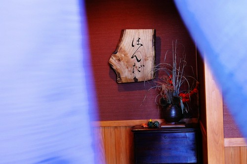 予約の時間に店の暖簾をくぐると、心尽くしの生花が迎えてくれる