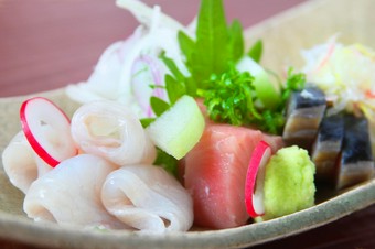 新鮮な魚介類のお造りは、和食の包丁人の基本中の基本