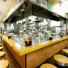 カウンターは焼き手の仕事ぶりを眺めながら