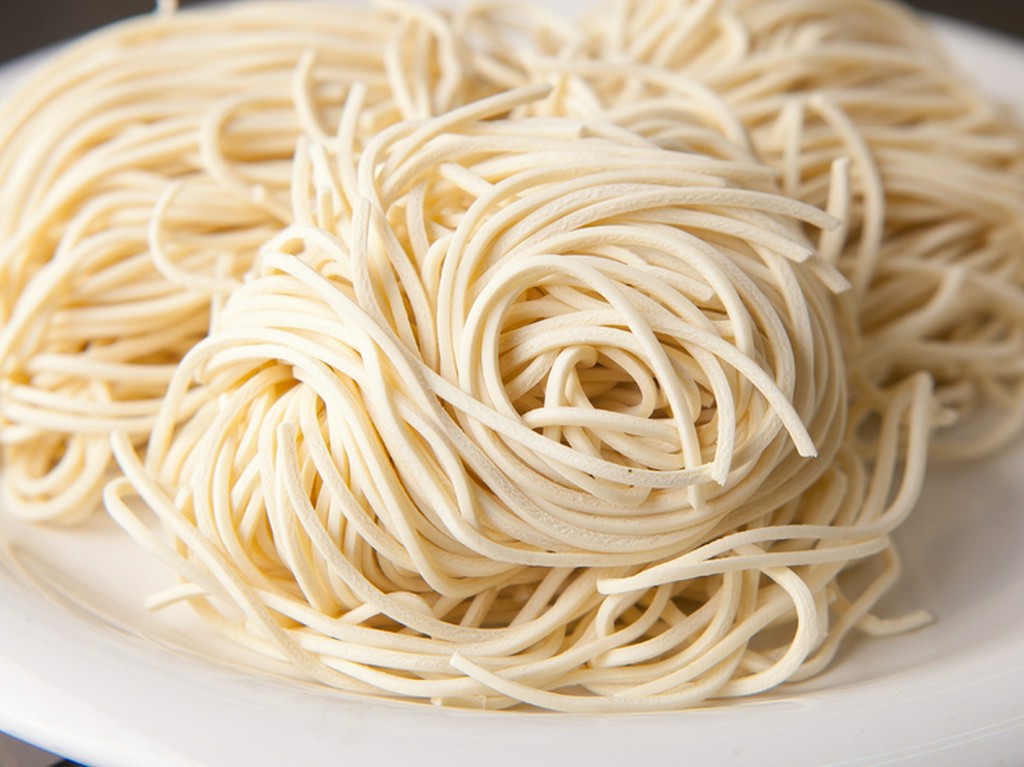 ソースに絡まりやすい太さ。いそのの麺は炒めやすさも抜群です