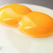 一つの卵に二つの黄身が入った「二黄卵」を選んで仕入れている【八昌】。半熟で仕上げた卵を絡めていただきます。熟練の技が光る店主の手さばきは、食べる前から存分に楽しませてくれる人気のパフォーマンスです。