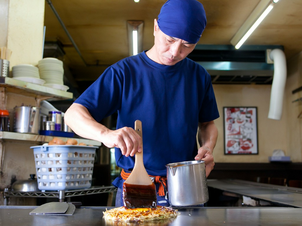 鉄板はぴかぴか、お客様に気持ちよく楽しんでいただくことが信条