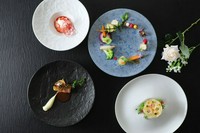 メインのお料理がお肉のハーフコースディナーです。
「ピエール・エルメ・パリ」とコラボした特別なデセールを期間限定でお楽しみいただけます。
期間：9/1（金）～10/31（火）
