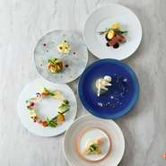 カジュアルでライトな全5品のコース。
3品目は地野菜を使用した前菜『ポタジェ』、本日のパスタからお選びいただけます。月替わりでPATISSERIE MASAKI 監修特別デセールをお楽しみいただけます。
