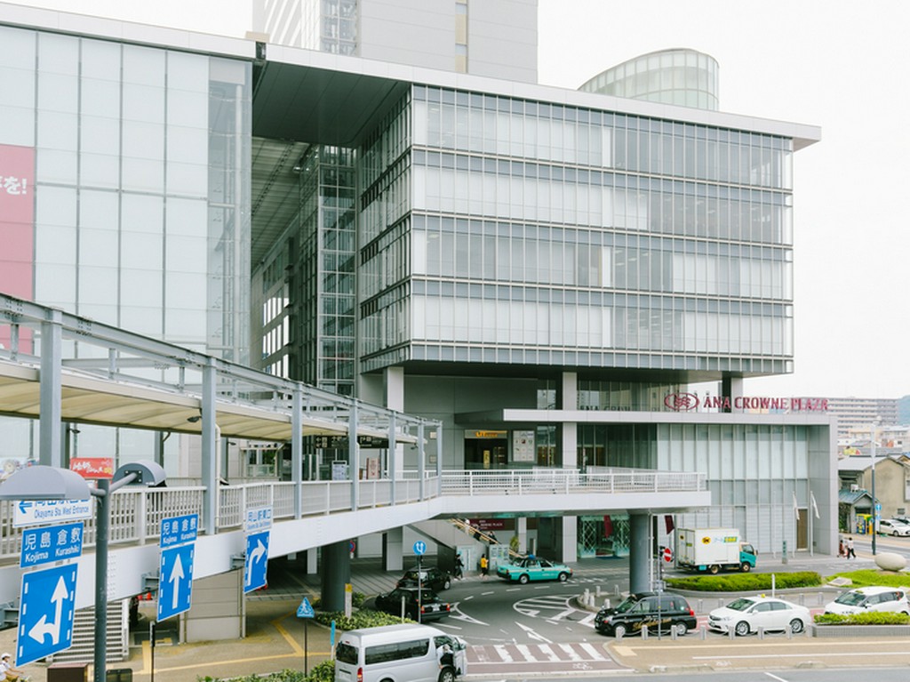 岡山駅西口、連絡通路を通ってすぐ。アクセスが良く、利便性抜群