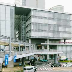 岡山駅西口、連絡通路を通ってすぐ。アクセスが良く、利便性抜群