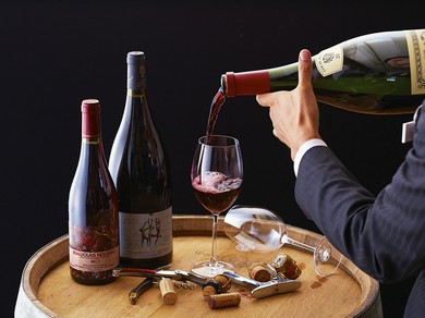 種類豊富なワイン。季節や料理に合わせたワインをソムリエが提案