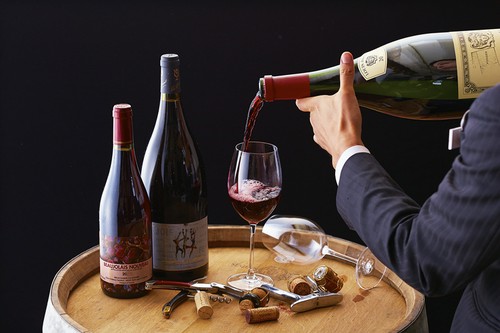 種類豊富なワイン。季節や料理に合わせたワインをソムリエが提案