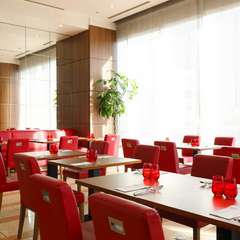 気品漂いつつも、程よいカジュアル感が心地良い店内