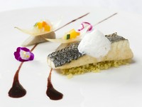 天然すずきをじっくり低温で焼き、身がほろっととれる食感。海老のエキスのムースと赤ワインのソースで(ある日の魚料理)