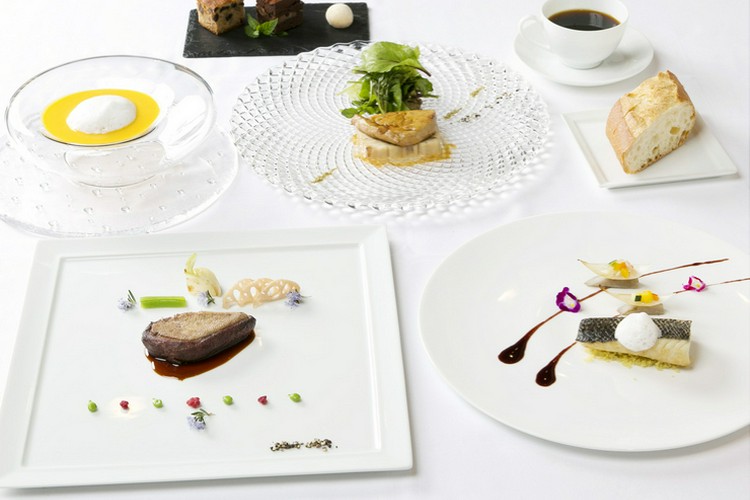 2005年に発行のフランス料理の本のセット!! 廃盤！！！ 2005年に