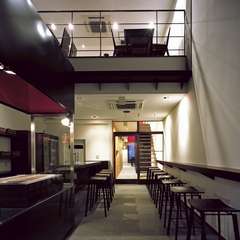 少人数から大勢の席までくつろげるおしゃれな空間