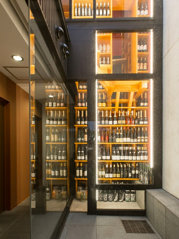 ワインセラーには各国から選りすぐったワインがずらり