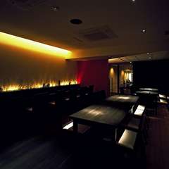 間接照明がほのかに灯り、落ち着いた雰囲気を演出する店内