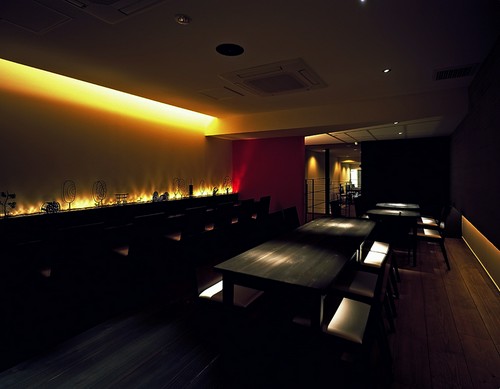 間接照明がほのかに灯り、落ち着いた雰囲気を演出する店内