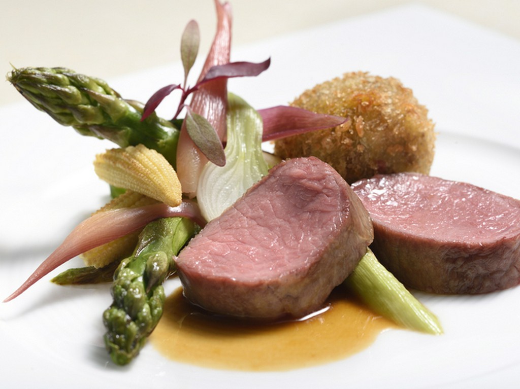 気軽に楽しめるランチコース、好みのメイン料理を選べる