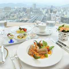 最上階からの素晴らしい景色を一望しながら食事を楽しめる