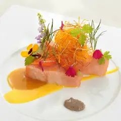 ランチコースのお魚料理は、旬の味わいが堪能できる逸品