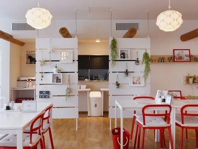 赤と白でレイアウトされた明るい店内で縁起の良いお料理を