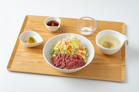 表面を炙り肉汁をギュッと閉じ込めた香ばしい馬肉のたたき丼です。ゆず入りおろしポン酢とアクセントにガーリック風味のヨーグルトを添えました。