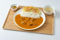 部位は国産馬ネックを使用。カレーは10種類のスパイスとココナッツミルクをブレンドし、スパイシーな味わいの中に、まろやかなコクと馬肉の旨味が感じられます。