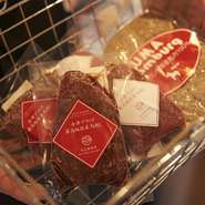 店内冷蔵ケースでは希少な部位の馬刺し、各種の馬肉加工品などをご購入いただけます。会津のお土産にぜひご利用ください。

■会津ブランド認定国産馬刺しランプ(モモ) 100gあたり1690円
■会津ブランド認定国産馬刺しロース 100gあたり1890円
■国産さくらユッケ　1パック 750円
■BAKUフランク　3本入り　890円
■馬ハンバーグ　2個入り 698円
■馬タンスモーク　1P 1990円